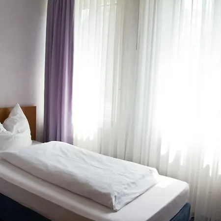 Gaestehaus Zur Kurve Zirndorf Room photo